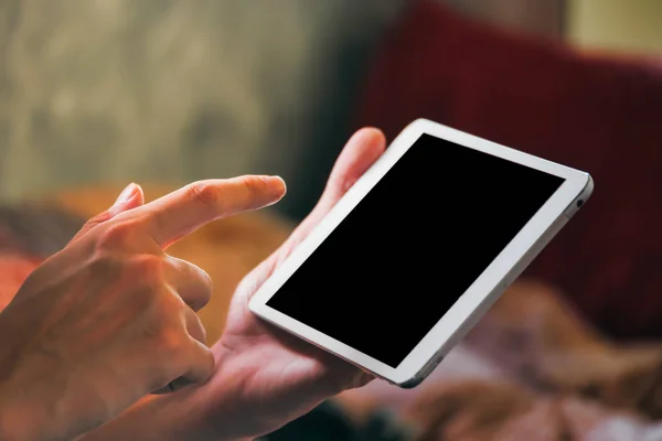 Nahaufnahme männlicher Hände mit Tablet-Computer-Touchscreen. — Stockfoto