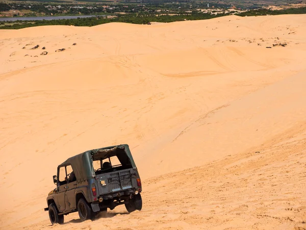 Auto jeep na žluté písečné duny v Mui Ne, kde je oblíbenou turistickou destinací z Vietnamu — Stock fotografie