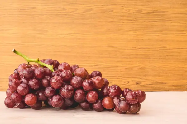 Uvas rojas en la mesa de madera. Espacio libre para texto — Foto de Stock