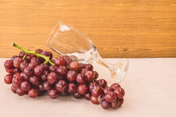 Uvas tintas con copa de vino en la mesa de madera. Espacio libre para texto — Foto de Stock