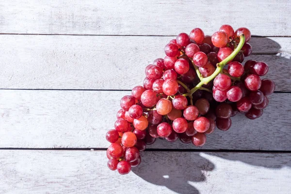 Vista superior de uvas rojas en la mesa de madera. Espacio libre para texto — Foto de Stock