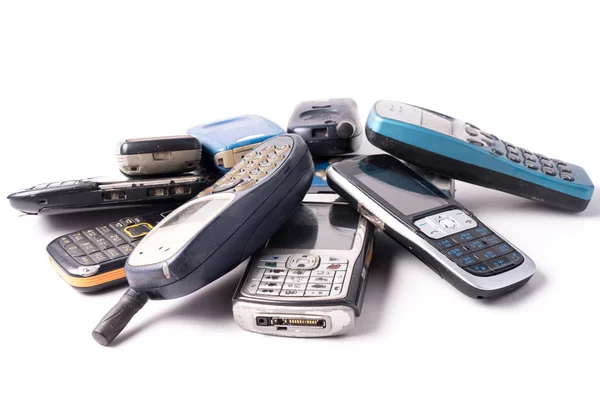 Altes und veraltetes Handy auf weißem Hintergrund. — Stockfoto