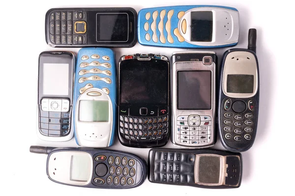 Viejo y obsoleto teléfono celular sobre un fondo blanco . —  Fotos de Stock