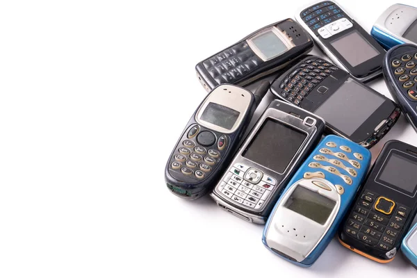 Viejo y obsoleto teléfono celular sobre un fondo blanco. Espacio libre para texto —  Fotos de Stock