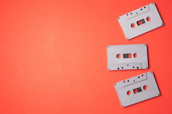 Fitas cassete de áudio em um fundo laranja. Espaço livre para texto — Fotografia de Stock