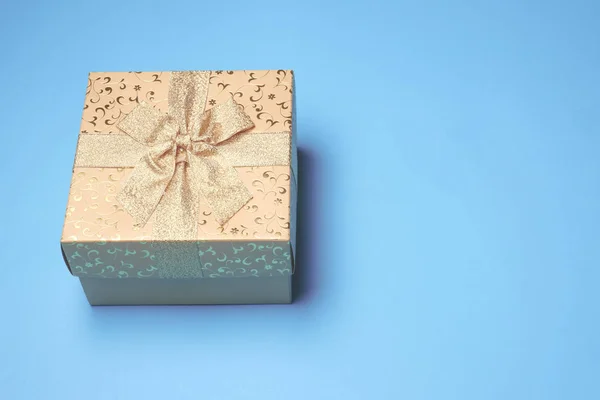 Вид зверху подарункової коробки на синьому фоні. Вільний простір для тексту — стокове фото
