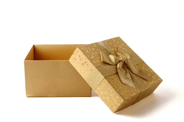 Beyaz bir arka plan üzerine açık altın hediye kutusu. — Stok fotoğraf