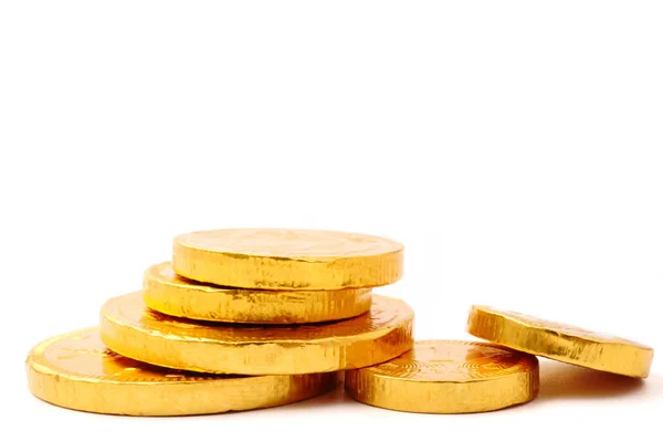 Goldmünzenstapel auf weißem Hintergrund. Freiraum für Text — Stockfoto
