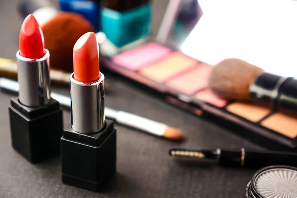 Cosmetica ingesteld voor make-up op tafel. Selectieve aandacht — Stockfoto