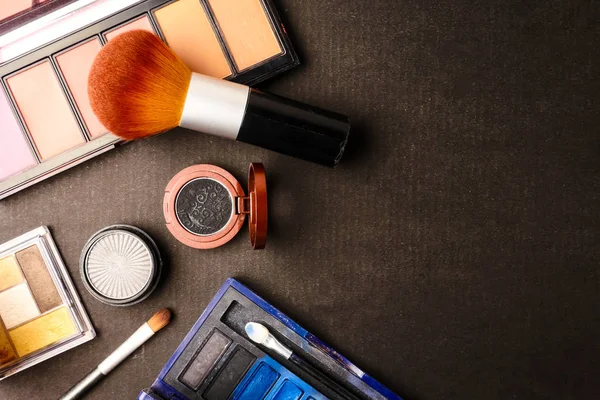 Bovenaanzicht van cosmetica instellen voor make-up op een zwarte achtergrond. Vrije ruimte voor tekst. — Stockfoto