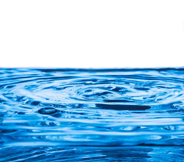 Ola azul y burbujas en el fondo de la superficie del agua . — Foto de Stock