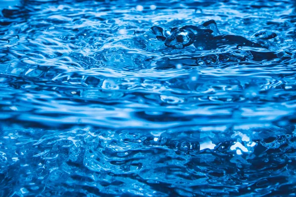Ola azul y burbujas en el fondo de la superficie del agua . — Foto de Stock