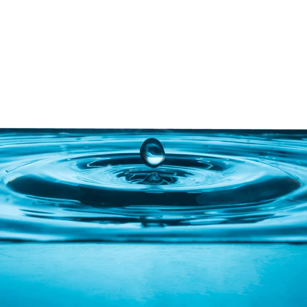 Goccia d'acqua sulla superficie dell'acqua, onda blu e sfondo bolle . — Foto Stock