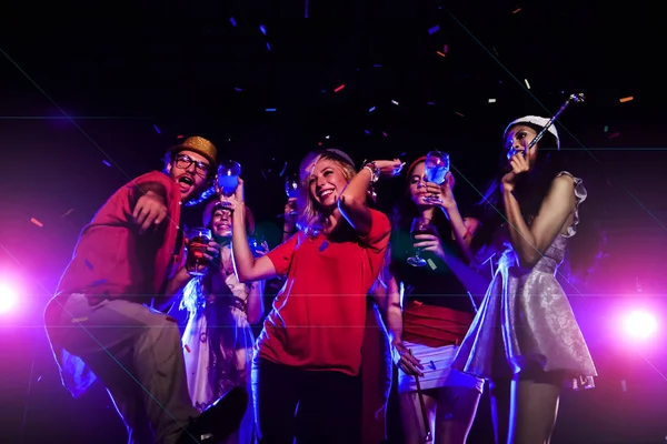 Fiesta de año nuevo, vacaciones, celebración, vida nocturna y el concepto de la gente - Los jóvenes se divierten bailando en una fiesta . — Foto de Stock