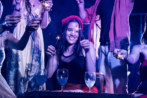 Fiesta de año nuevo, vacaciones, celebración, vida nocturna y el concepto de la gente - Los jóvenes se divierten en una fiesta . — Foto de Stock