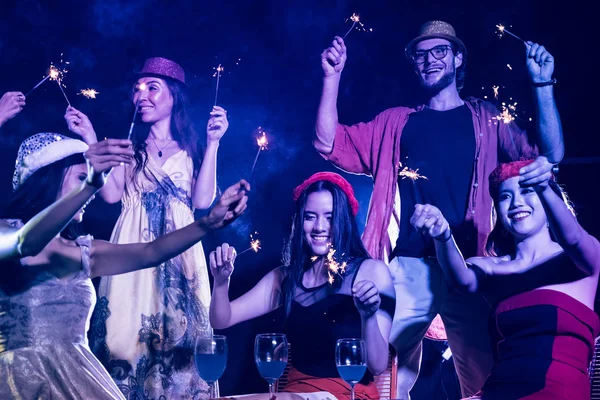 Fiesta de año nuevo, vacaciones, celebración, vida nocturna y gente cconcept - Los jóvenes se divierten en una fiesta . — Foto de Stock