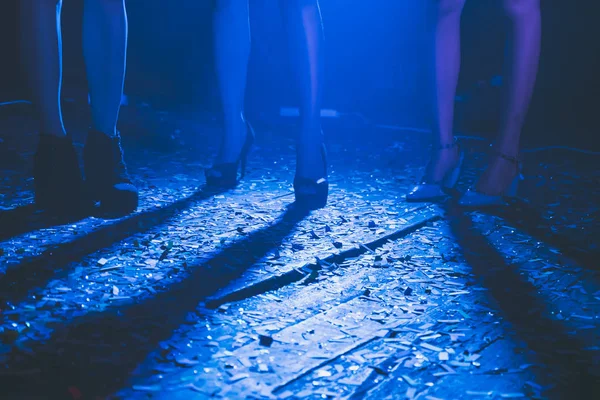 파티에서 춤추는 사람들의 다리. — 스톡 사진