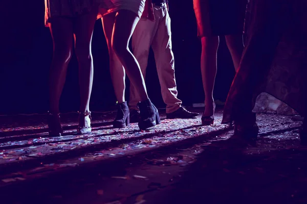 Partide dans eden insanların bacakları..