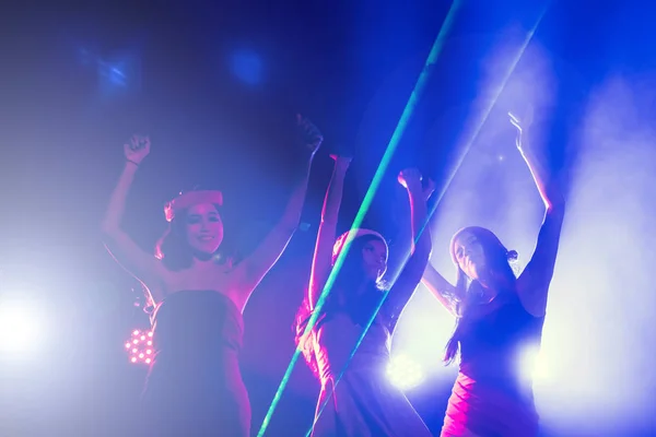 Fiesta de año nuevo, vacaciones, celebración, vida nocturna y el concepto de la gente - Los jóvenes se divierten bailando en una fiesta . — Foto de Stock