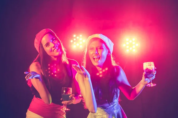 Fiesta de año nuevo, vacaciones, celebración, vida nocturna y el concepto de la gente - Chicas hermosas divirtiéndose en una fiesta . — Foto de Stock