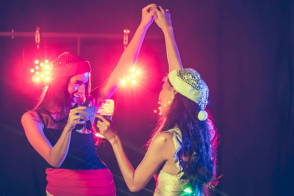 Fiesta de año nuevo, vacaciones, celebración, vida nocturna y el concepto de la gente - Chicas hermosas divirtiéndose en una fiesta . — Foto de Stock