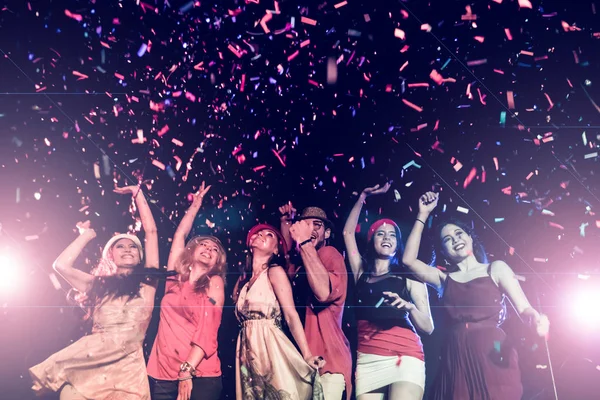 Fiesta de año nuevo, vacaciones, celebración, vida nocturna y el concepto de la gente - Los jóvenes se divierten bailando en una fiesta . — Foto de Stock