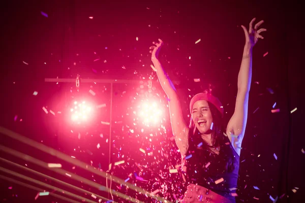 Mujer feliz bailando bajo el confeti en una fiesta — Foto de Stock