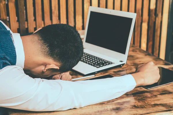 Homem de negócios cansado está dormindo em sua mesa com laptop . — Fotografia de Stock