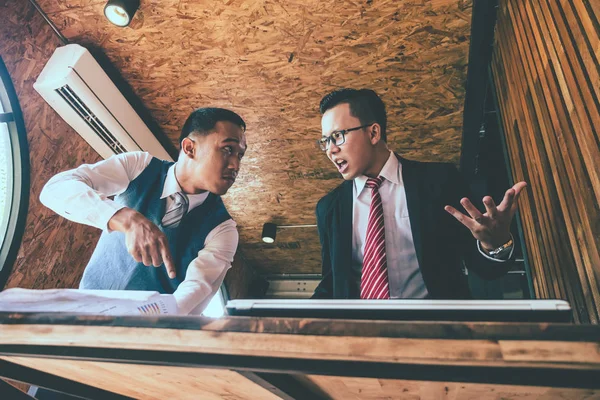 Twee boze zakenpartners ruzie in offce over de bijeenkomst van. — Stockfoto