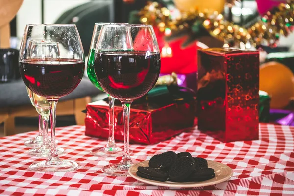 Concepto de fiesta de Navidad con flauta de champán, regalos y decoración sobre la mesa . — Foto de Stock
