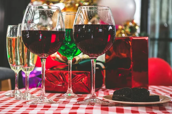 Concepto de fiesta de Navidad con flauta de champán, regalos y decoración sobre la mesa . — Foto de Stock