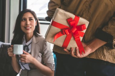 Adam kız arkadaşı için bir sürpriz hediye arkasında saklanıyor. Aşk ve ilişki kavramı