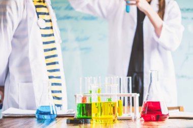 Kimya dersinde çalışma öğrencilerin birkaç. Eğitim kavramı