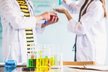 Kimya dersinde çalışma öğrencilerin birkaç. Eğitim kavramı