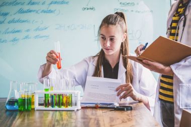 Kimya dersinde çalışma öğrencilerin birkaç. Eğitim kavramı