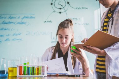 Kimya dersinde çalışma öğrencilerin birkaç. Eğitim kavramı