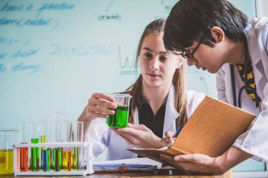 Kimya dersinde çalışma öğrencilerin birkaç. Eğitim kavramı