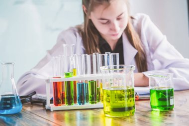 Kimya dersinde çalışma öğrenci. Eğitim kavramı