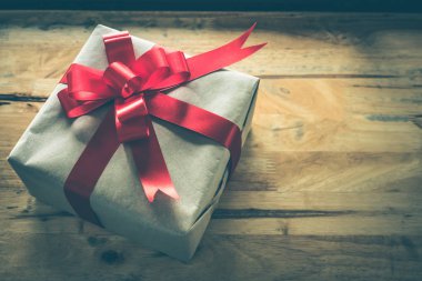 Hediye kutusu üstten görünüm ahşap tablo.