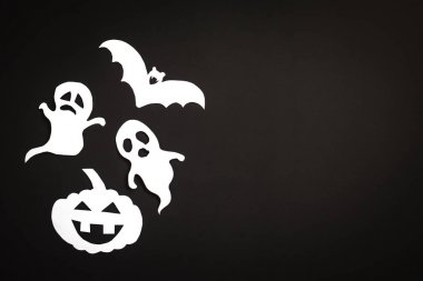 Kabak, hayaletler ve yarasa Cadılar Bayramı tatil arka plan siyah arka plan üzerine kağıt kesme. Metin için boş alan.