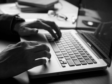 Ofis büro dizüstü kullanarak işadamı kapatın. Siyah ve beyaz sesi