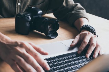 Onun görüntüleri laptop düzenleme fotoğrafçı yakın çekim.