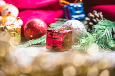 Noel dekorasyon masaya yakın çekim.