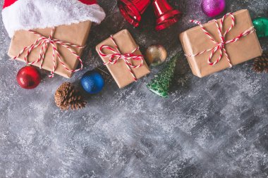 Hediye paketleri en iyi görünümü gri grunge arka plan üzerinde Noel dekorasyonu ile kahverengi kağıt sarılı. Metin için boş alan