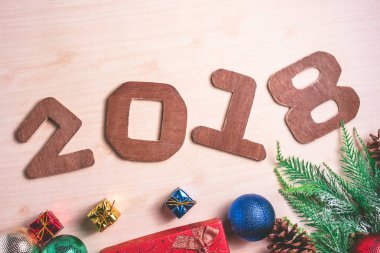 Ahşap ahşap arka plan Christmas dekorasyon sayılarla 2018.