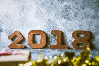Gri grunge arka plan Christmas dekorasyon ahşap sayılarla 2018.