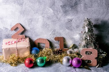 Gri grunge arka plan Christmas dekorasyon ahşap sayılarla 2018.