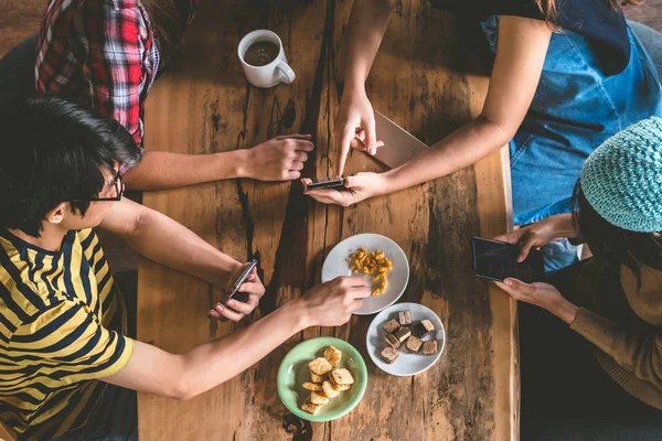 Group of Friends are chitchatting during meal in cafe. — Stock Photo, Image