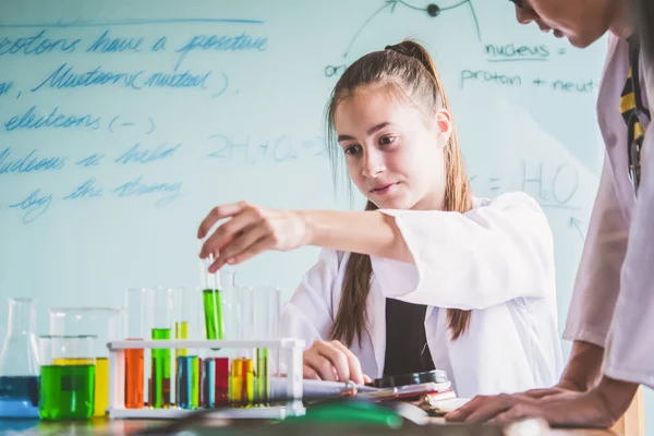 화학 수업에서 일 하는 학생 들의 커플입니다. 교육 개념 — 스톡 사진