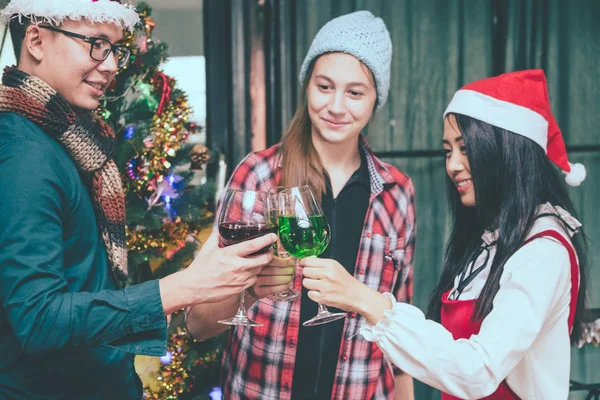 Grupa przyjaciół z kieliszków szampana Christmas party. — Zdjęcie stockowe